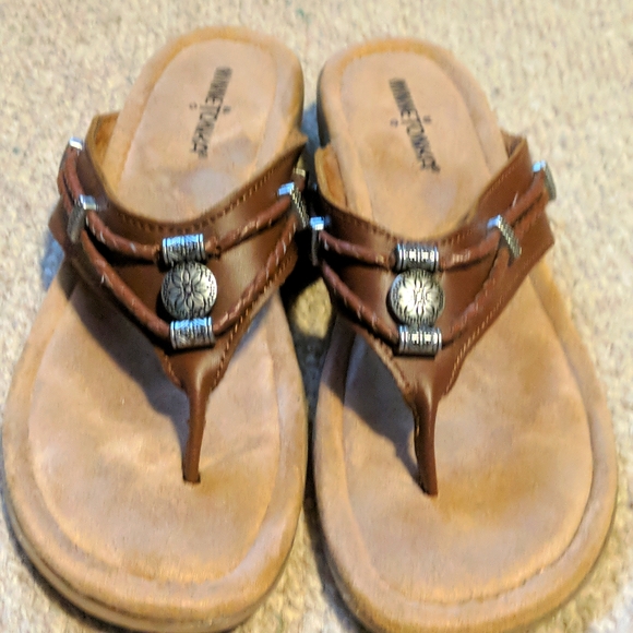Women's silverthorne Minnetonka leather thong sandals - Picture 2 of 5